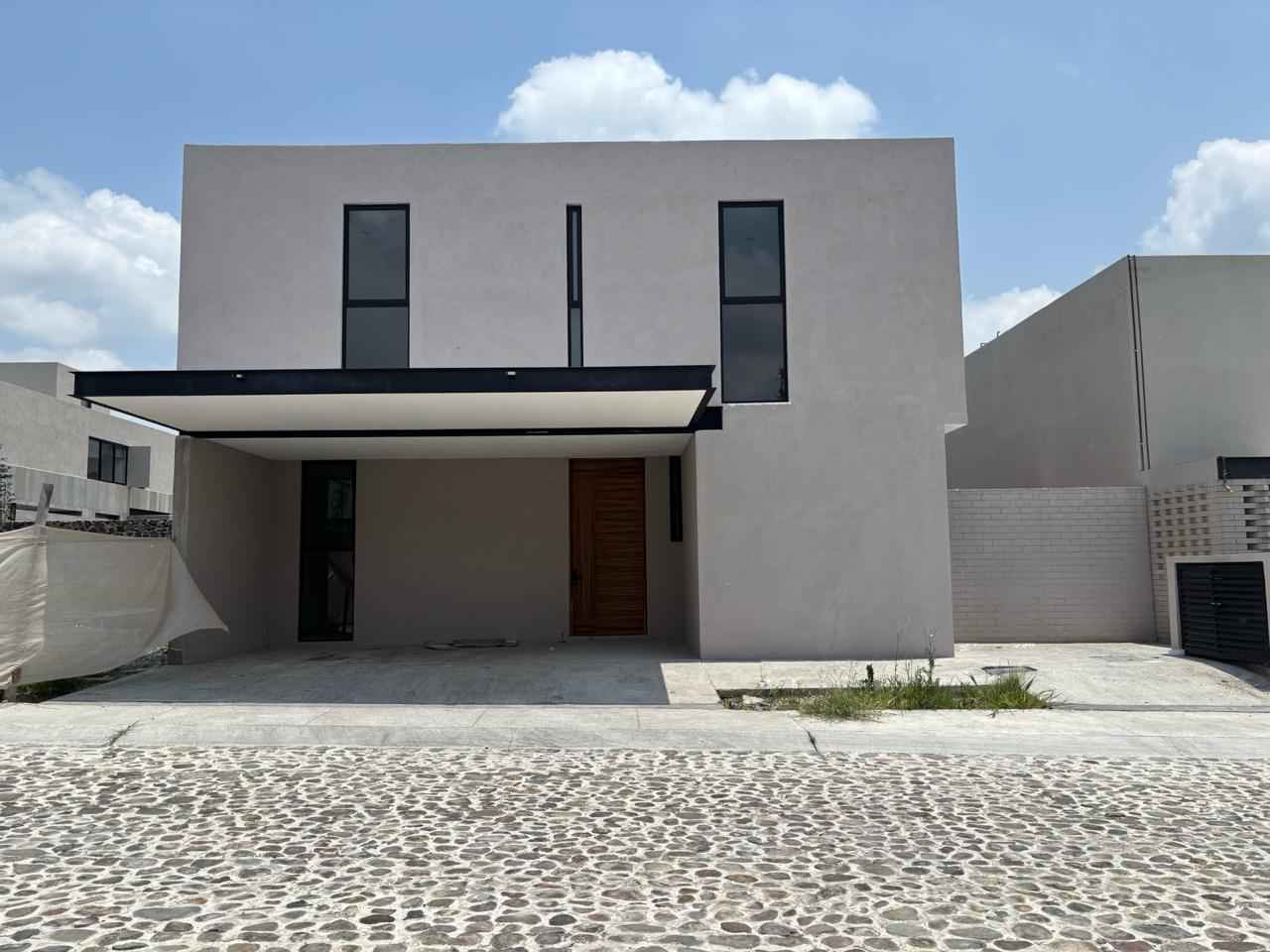 casa en venta en lomas del campanario norte queretaro con 280 m2 de terreno y 320 m2 de construccion pzy4QiU